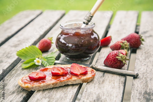 Erdbeermarmelade Erdbeeren Marmeladenbrot Garten Holztisch