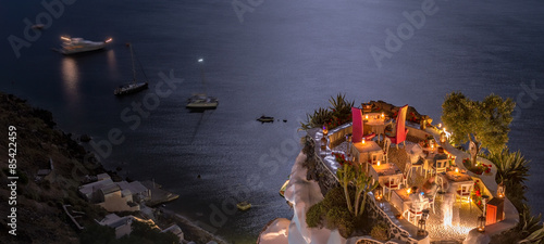 Fotografía Terrace in front of the ocean. Restaurant with sea view at night