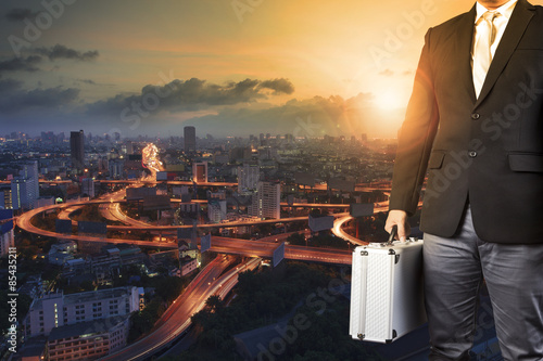 Fotografía business man and metal briefcase luggage in hand standing agains