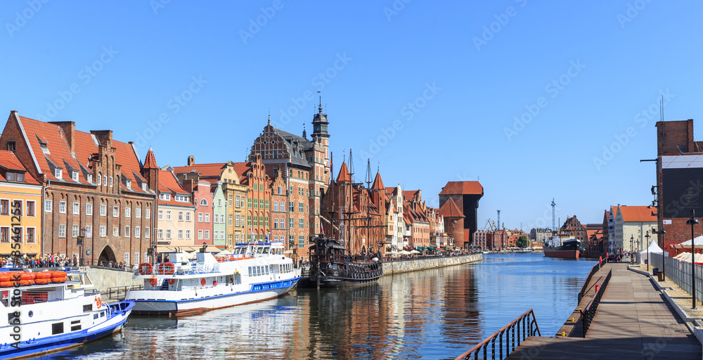 Obraz na płótnie Gdańsk, nabrzeża Motławy - po lewej Długie Pobrzeże ze Starym Żurawiem, po prawej otwarte w 2014 roku nabrzeże Wyspy Spichrzów w salonie