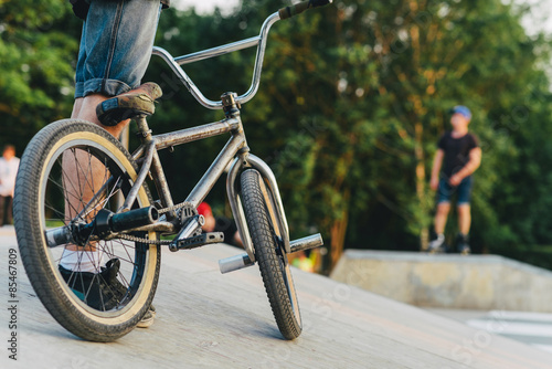 Fotomural El jinete de BMX en una bicicleta está lista para realizar un truco en una rampa en el skatepark de verano