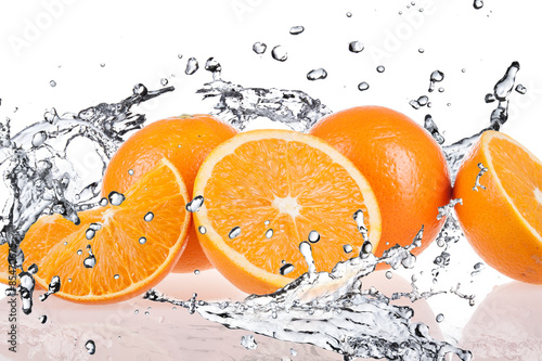 pomarancze-polewane-woda-i-plusk-wody-na-bialym-tle