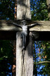 stary drewniany krzyż z wizerunkiem Jezusa