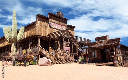 Cuadros en Lienzo Old Wild West desert cowboy town with cactus and saloon