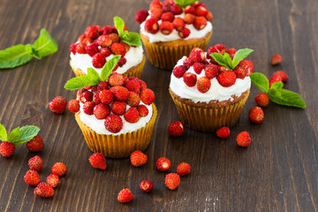 Cupcakes with wild strawberries and cream