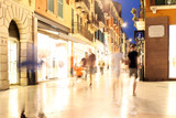 Fototapeta Londyn - Fußgängerzone ein Verona bei Nacht