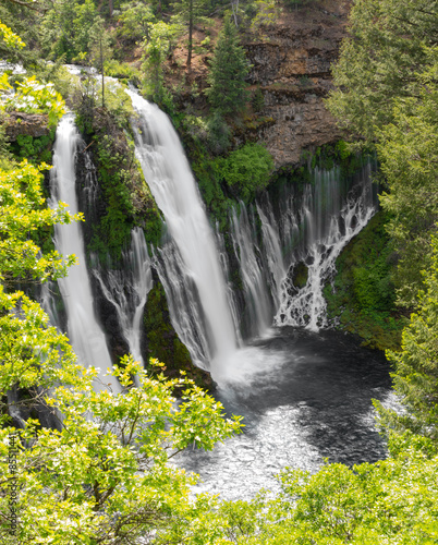 Naklejka dekoracyjna Peaceful waterfall