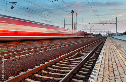 Cuadros en Lienzo Tren de velocidad en la estación