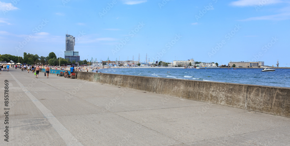 Bulwar Nadmorski w Gdyni. Widok w kierunku plaży, Mola Południowego z prtem I marina oraz wieżowca Sea Towers - obrazy, fototapety, plakaty 