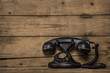 Altes Telefon mit Schnur auf Holz Hintergrund