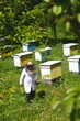 Pszczelarz podczas inspekcji w pasiece wiosenną porą