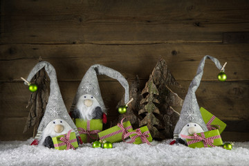 Fototapete - Lustige Wichtelmänner mit Geschenke in grün rot zur Dekoration an Weihnachten
