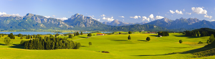 Panorama Landschaft in Bayern mit Alpen, Berge und Wiesen im Allgäu