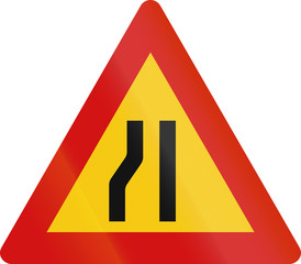 Icelandic sign indicating narrowing of the road only on the left