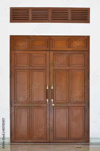 drewniane-drzwi