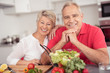 Leinwandbild Motiv älteres paar ernährt sich gesund