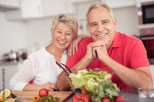 Fotomural Älteres ernährt paar sich gesund