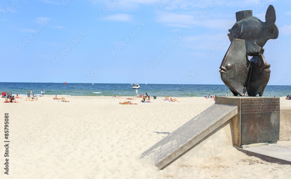 Gdynia - ustawiony w 1968 roku prze wejściu na plażę centralną pomnik "Gdyńskie Rybki" - obrazy, fototapety, plakaty 