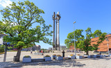 Gdańsk - Pomnik  stoczniowców zabitych w grudniu 1970 roku przez komunistyczne władze Polski, odsłonięty 16.12.1980 roku w dziesiątą rocznicę tych wydarzeń przed bramą stoczni.