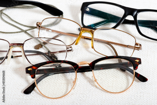 Fotografía reading glasses on the white table