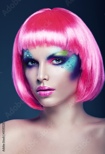 Naklejka dekoracyjna woman in pink wig
