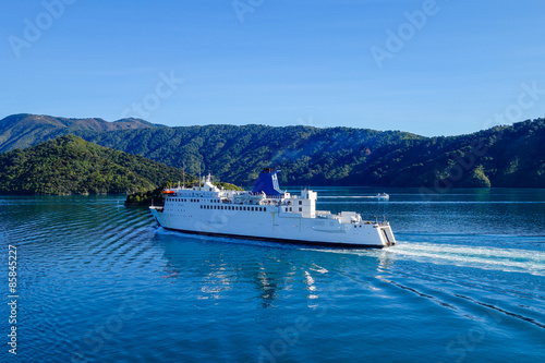 Cuadros en Lienzo Ferry gliding along the Cook Strait