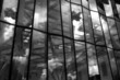 Glasfassade in schwarz weiß