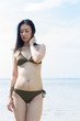 © Ni_photo - ビーチの水着女性