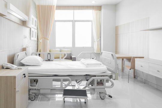 hospital room with beds and comfortable medical equipped
