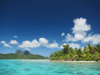 Wall Mural - tropical islands surrounded by turquoise water