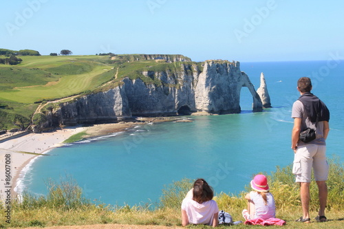 Fotomural Sortie en famille à étretat, France