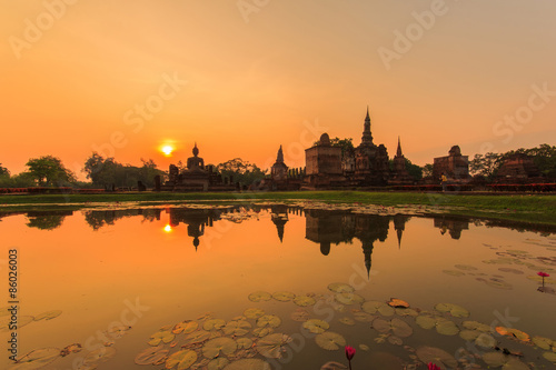Fotomural Sukhothai historical park, the old town of Thailand in 800 years ago