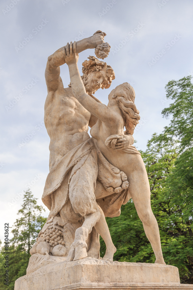 Bachantka chwytająca winne grono z ręki satyra - posąg przed Pałacem na Wodzie w Parku w Warszawie - obrazy, fototapety, plakaty 