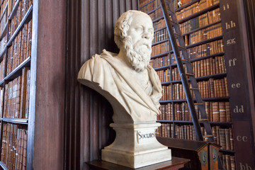 Fototapete - Socrates statue in a library
