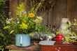 Blumenstrauß aus dem Garten in einem alten Kochtopf im Sommer als Dekoration