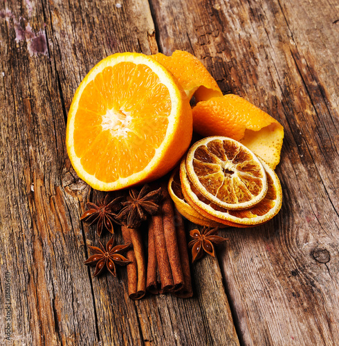 Fototapeta na wymiar Cynamon i pomarańcze na drewnie