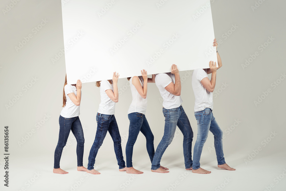 fünf leute tragen ein weißes plakat - obrazy, fototapety, plakaty 