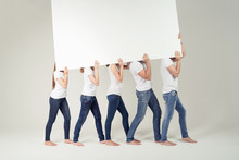 Fünf Leute Tragen Ein Weißes Plakat
