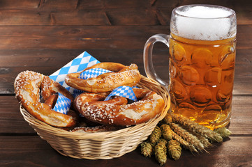 Wall Mural - Bayerische Brezeln mit Bier
