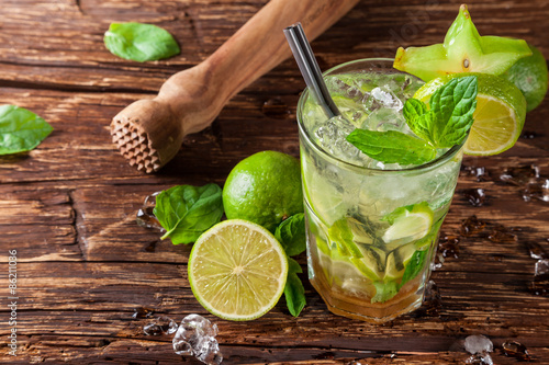 Boisson Mojito sur des planches en bois Poster Mural XXL