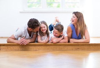 Poster - familie zu hause auf dem boden