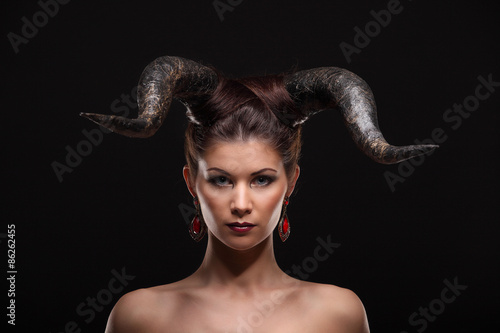 Foto The beautiful young girl with horns like devil or angel