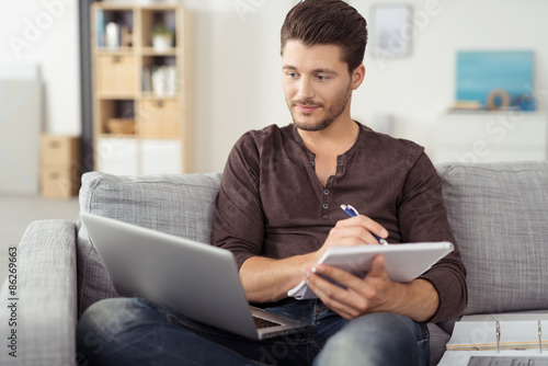 Fotografie, Obraz Mann mit notebook und unterlagen v vlečnou sítí Wohnung