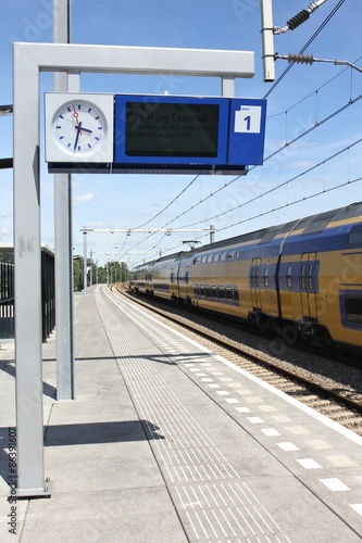 Cuadros en Lienzo Bahnsteig mit Anzeigetafel
