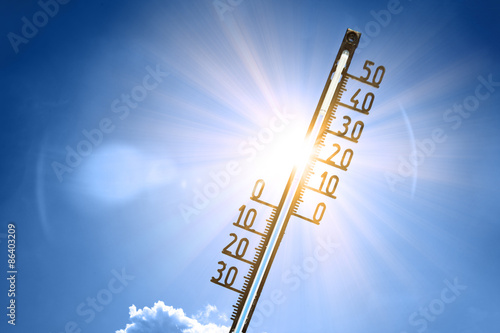 Sommerhitze 35 Grad auf dem Thermometer Stock-Foto | Adobe Stock