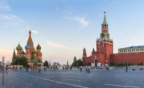 Plakat Kreml moskiewski, wieża Spasskaya i katedra św. Bazylego. plac Czerwony