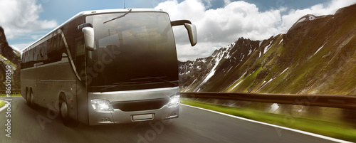 Zdjęcie XXL Autobus przed górskim krajobrazem