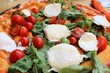Pizza mit Tomate, Mozzarella und Rucola