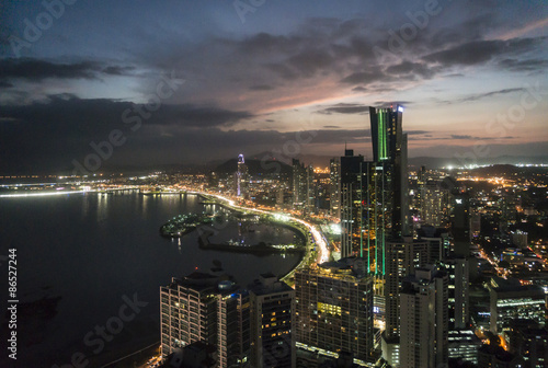 Naklejka na drzwi Panama Stadt bei Nacht