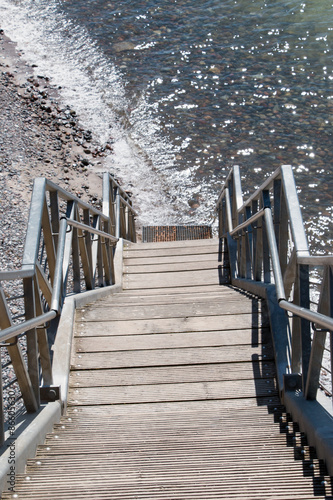 Naklejka na szybę Steile Holztreppe führt hinab ins Meer